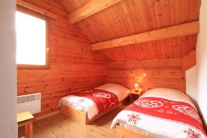 Giường trong phòng chung tại Chalet L'Eitièro hameau des Chazals Nevache Hautes Alpes
