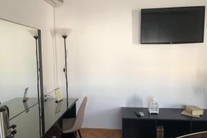 Televízia a/alebo spoločenská miestnosť v ubytovaní Apartments Ivan
