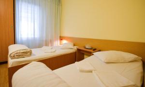 Postel nebo postele na pokoji v ubytování Hotel Decebal Bistrita