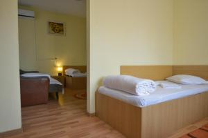 Postel nebo postele na pokoji v ubytování Hotel Decebal Bistrita