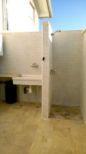 ein Bad mit einem Waschbecken und einer Dusche in der Unterkunft Dimora Arnesano in Torre Lapillo