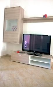 einen großen Flachbild-TV im Wohnzimmer in der Unterkunft Dimora Arnesano in Torre Lapillo