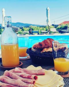 uma mesa com um prato de comida e uma garrafa de sumo de laranja em Quinta de Real em Valença