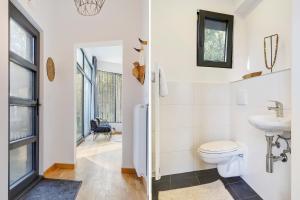 a bathroom with a toilet and a sink at Vakantiecentrum 't Schuttenbelt in Enter
