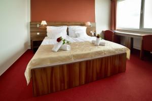 Łóżko lub łóżka w pokoju w obiekcie Hotel Palcát