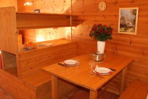 Habitación de madera con mesa y mesa. en Le Barlèt23 pers Hameau des Chazals Nevache Hautes Alpes, en Névache