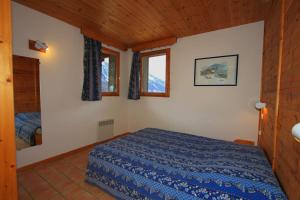 a bedroom with a bed and two windows at Le Sorè Hameau des Chazals Nevache Hautes Alpes in Névache