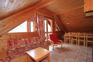 a dining room in a log cabin with a table and chairs at Le Sorè Hameau des Chazals Nevache Hautes Alpes in Névache