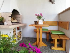 a miniature garden with a table and a pizza oven at Apartment Natur Herz in Haus im Ennstal