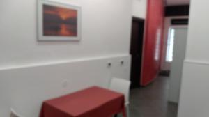 una stanza con un tavolo e una foto appesa al muro di Caterinette a Bisceglie