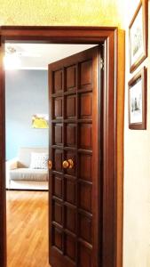 una puerta que da a una sala de estar con sofá en Casa Vacanza La Isla Bonita, en Isola delle Femmine