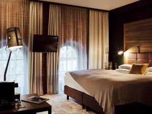 a bedroom with a large bed and a large window at Gastwerk Hotel Hamburg in Hamburg