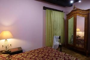 ein Schlafzimmer mit einem Bett und einem großen Spiegel in der Unterkunft Il Nibbio - La Casa del Vasaio in Morano Calabro