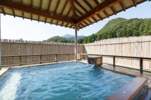 una gran piscina con una valla de madera en Fujiya, en Niigata