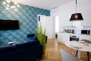 Telewizja i/lub zestaw kina domowego w obiekcie Studio Apartments Opera - Mai's Apartments