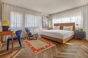 Postel nebo postele na pokoji v ubytování Jacob Shenkin Hotel