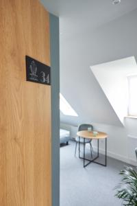 Televízia a/alebo spoločenská miestnosť v ubytovaní Apartamenty Klasztorna 25