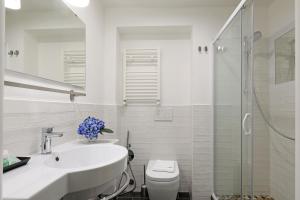 ein Bad mit einem Waschbecken, einem WC und einer Dusche in der Unterkunft RESIDENZA VITTORIA Roma in Rom