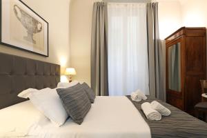 ein Schlafzimmer mit einem Bett mit zwei Handtüchern darauf in der Unterkunft RESIDENZA VITTORIA Roma in Rom