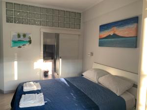 1 dormitorio con cama azul y manta azul en EasyHomeinNaples, en Nápoles