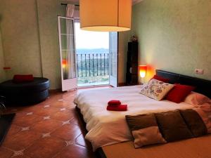 Un dormitorio con una cama grande con una ventana grande. en La Casa Viva. Alojamiento responsable y sostenible., en Vélez Blanco