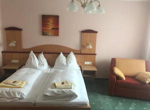 Habitación de hotel con cama y silla en Gasthof Birgl en Inning