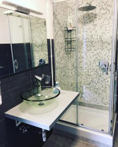 y baño con lavabo y ducha. en EasyHomeinNaples, en Nápoles