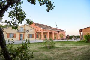 an image of a house with a yard at Agriturismo Da Rosy in Codevigo