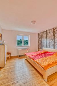 ein Schlafzimmer mit einem Bett und einem großen Fenster in der Unterkunft Ferienwohnung in Maring-Noviand in Maring-Noviand
