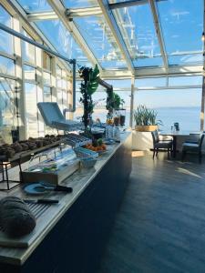 un buffet en un edificio de cristal con vistas al océano en De Pier Suites en Scheveningen