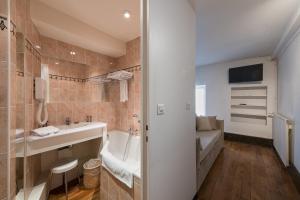 une salle de bain avec une baignoire, un lavabo et des toilettes dans l'établissement Hôtel des Tonneliers, à Beaune 49 autres photos