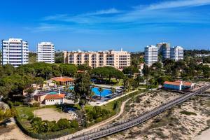 z góry widok na ośrodek z basenem i budynkami w obiekcie Pestana Alvor Beach Villas Seaside Resort w Alvor