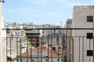 Balkón alebo terasa v ubytovaní Charming Rooftop Nest with awesome Acropolis view Downtown Athens