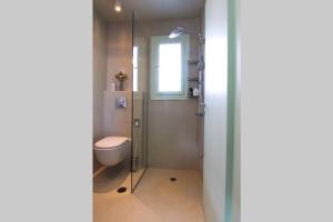 Ένα μπάνιο στο Charming Rooftop Nest with awesome Acropolis view Downtown Athens