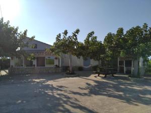 デルテブレにあるCaseta Manigotxaのピクニックテーブル付きの家