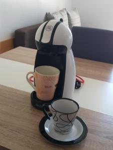 Příslušenství pro přípravu čaje a kávy v ubytování Apartmani Ana