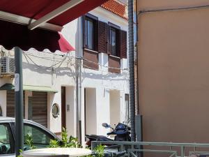 a motorcycle parked in front of a building at La Casetta Mare in Palinuro