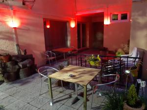 - une table et des chaises dans une pièce avec éclairage rouge dans l'établissement CASA DI MARCO, à Anvers