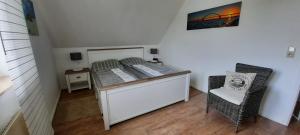フェーマルンにあるOstseebrise-Fehmarnのベッド1台、デスク、椅子が備わる客室です。