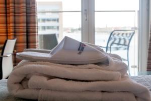 une pile de serviettes blanches assises sur une table dans l'établissement Copenhagen Island Hotel, à Copenhague