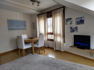 A television and/or entertainment centre at Los Molinos - Atico en Montaña de Asturias