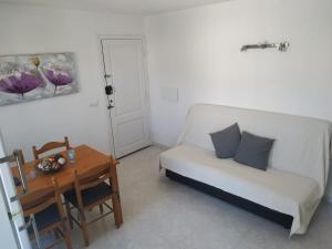 a small room with a bed and a table and a tableablish at Apartamento con piscina, Cala en Blanes Ciutadella in Cala en Blanes