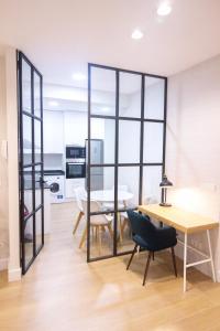 - une cuisine et une salle à manger avec une table et des chaises dans l'établissement Etxaniz apartment by People Rentals, à Bilbao