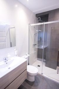 La salle de bains est pourvue d'une douche, de toilettes et d'un lavabo. dans l'établissement Etxaniz apartment by People Rentals, à Bilbao