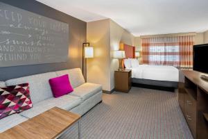 Postel nebo postele na pokoji v ubytování La Quinta by Wyndham Seattle Federal Way + 29 fotografií