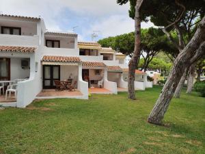 uma vista para uma casa com um quintal em Aldeia das Açoteias em Albufeira