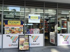 Supermarket nebo jiné obchody v  apartmánu nebo okolí