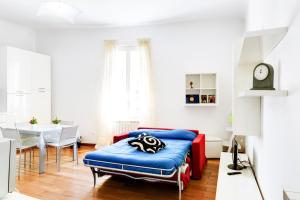 sala de estar con sofá rojo y mesa en Migliarina Cozy Apartment, en La Spezia