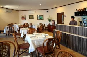 Ein Mann, der am Tresen eines Restaurants steht in der Unterkunft Hotel Tropika in Davao City