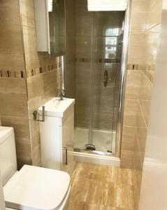 baño con ducha y aseo blanco en Clifton Villa - Southport en Southport